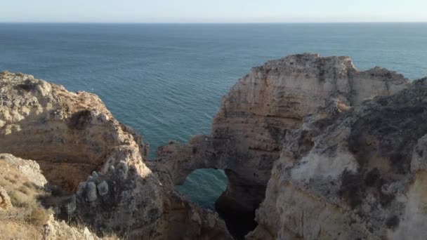 Natural Archway Limestone Rock Formations Portuguese Coastline Lagos Portugal — Stockvideo