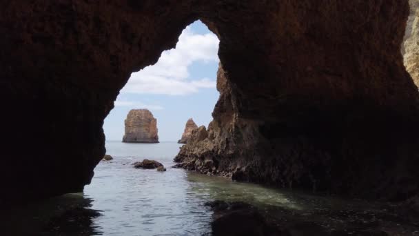 Vue Embouchure Une Grotte Marine Algarve Une Pile Roches Calcaires — Video