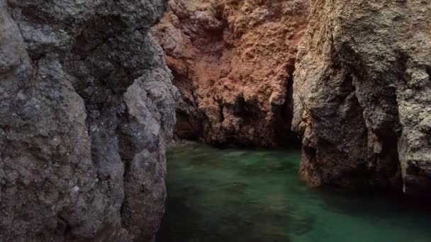 Μικρή Λίμνη Πράσινου Θαλασσινού Νερού Μια Κρυμμένη Σπηλιά Ασβεστόλιθου Πορτογαλία — Αρχείο Βίντεο