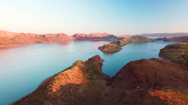 Aerial Tracking Shot Spectacular Lake Arid Mountains Dusk Lake Argyle — Video