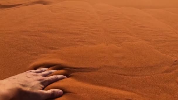Filmagem Câmara Lenta Mão Homem Que Move Através Areia Deserto — Vídeo de Stock
