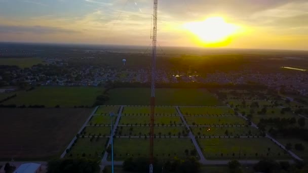 Aerial Drone Shot Kansas Sunset Rotating Radio Tower — Vídeo de stock