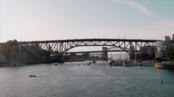 Vancouver Granville Island Bridge Korsar Bron Båt Yacht — Stockvideo