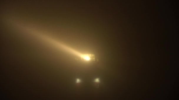 Leuchtturm Dichten Nebel Mit Großen Strahlen Die Durch Den Nebel — Stockvideo