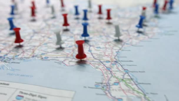 Focus Pulls Red White Blue Pins Placed Marking Cities Map — 图库视频影像