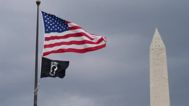 Zbliżenie Amerykańskiej Flagi Flagi Jeńca Wojennego Przy Pomniku Waszyngtona Waszyngtonie — Wideo stockowe