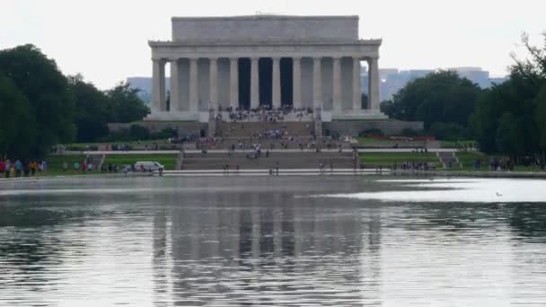 Inclinação Lenta Água Para Degraus Dianteiros Lincoln Memorial Tirado Lagoa — Vídeo de Stock