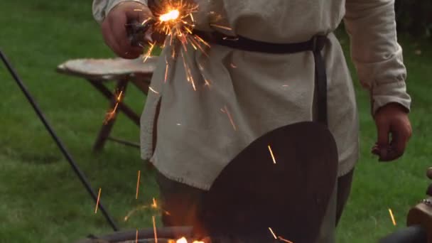 Revolutionary War Reinacter Blacksmith Pulls Piece Metal Out Hot Coals — 비디오