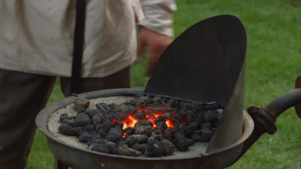 Revolutionary War Reinacter Blacksmith Puts Piece Metal Hot Coals Heat — Vídeo de Stock