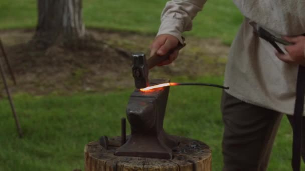 Herrero Revolucionario Reinado Guerra Forja Una Pieza Caliente Metal Fundido — Vídeos de Stock