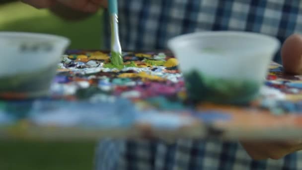 Painter Dips His Brush Painters Pallet Green Paint Ready Paint — Vídeo de stock