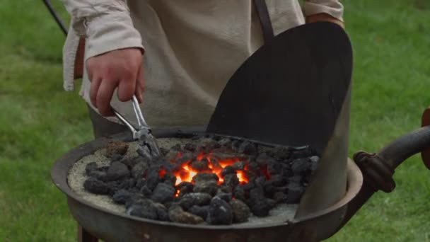 Revolutionary War Reinacter Blacksmith Pulls Piece Metal Out Hot Coals — Stockvideo