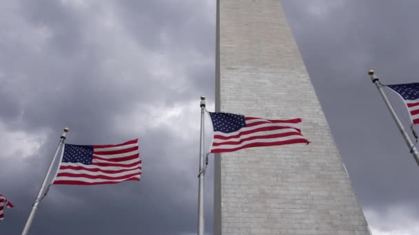 Крупный План Американских Флагов Монумента Вашингтону Расположенный Вашингтоне Округ Колумбия — стоковое видео
