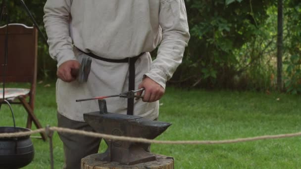 Revolutionary War Reinacter Blacksmith Hammers Out Hot Piece Molten Metal — Stockvideo