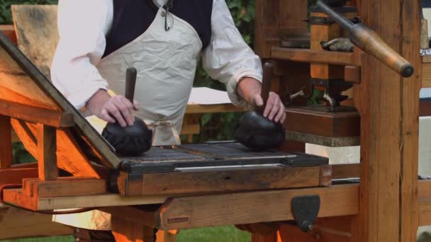 Een Revolutionaire Oorlog Enactor Inkt Toe Metalen Platen Van Een — Stockvideo