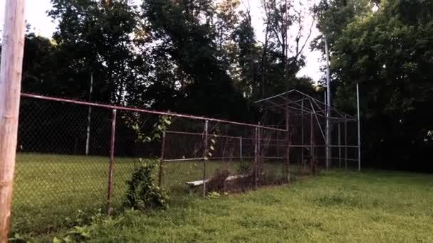 Rusty Fence Ile Terk Edilmiş Beyzbol Sahası — Stok video