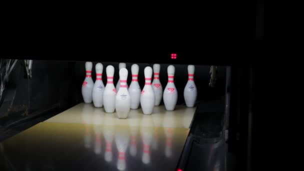 Slag Een Bowlingbal Raakt Alle Pinnen Creëert Een Strike Bowlingbaan — Stockvideo