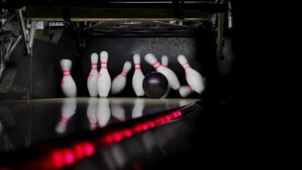 Bowling Golyó Eltalálja Csapot Létrehoz Egy Tartalék Bowling Pályán — Stock videók