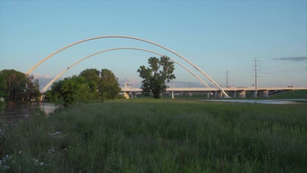 Sun Sets Arches Margaret Mcdermott Bridge Dallas Lush Green Grass — Video