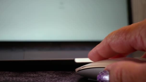 Mãos Mulher Elegante Mouse Computador Branco Rolando Clicando — Vídeo de Stock