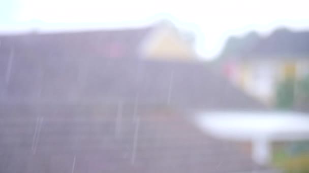 Размытый Дождь Снаружи Дома — стоковое видео