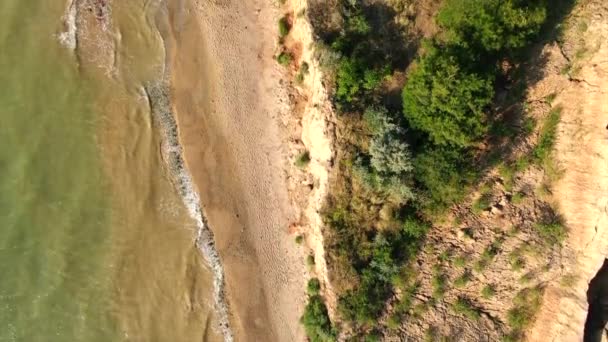 Чудесный Пляж Сломанным Блефом — стоковое видео