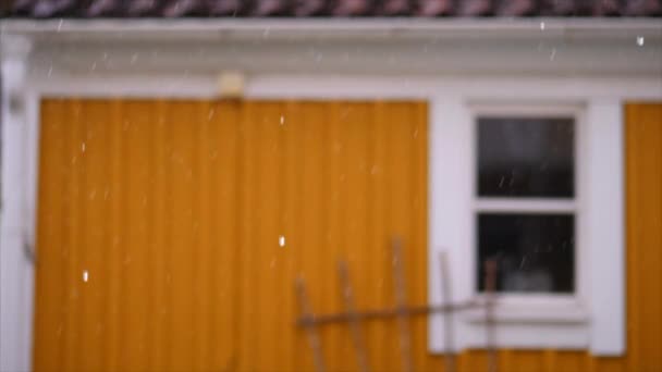 Snowing Bit Yellow House — Stockvideo