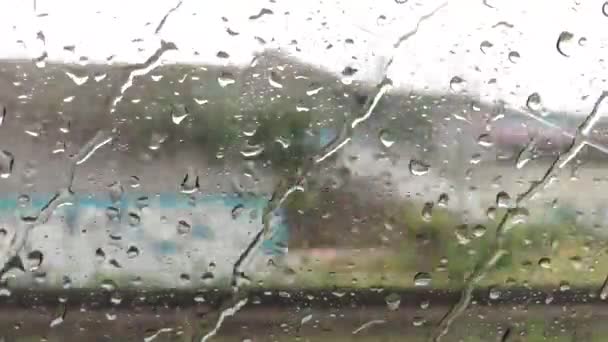 Trenle Pencereden Aşağı Inen Yağmur Damlaları — Stok video