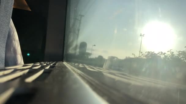 Niski Kąt Strzału Wnętrza Jadącego Pociągu — Wideo stockowe