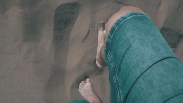 Man Walking Hot Sand Shot Capturing Feet Sink Sand — ストック動画