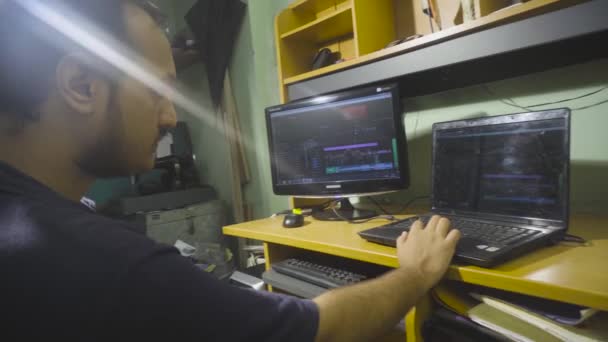 Filmmaker Editing His Desk — Vídeo de stock