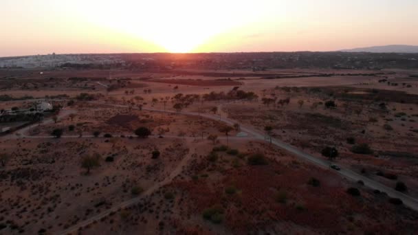 Drone Aterrizando Desierto Atardecer Con Coche Pasando Por Fondo Albufeira — Vídeo de stock