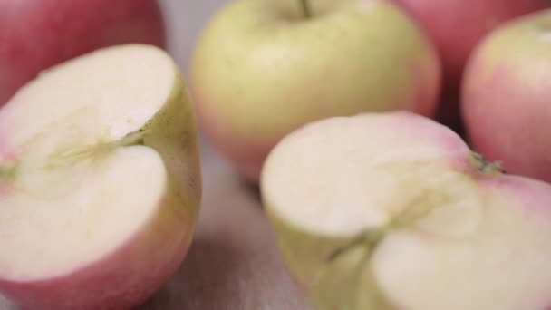 Groep Verse Rijpe Rode Appels Met Gesneden Porties Close — Stockvideo