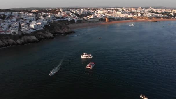 Widok Lotu Ptaka Jachty Miastem Tle Dron Dolly Wysoki Anioł — Wideo stockowe