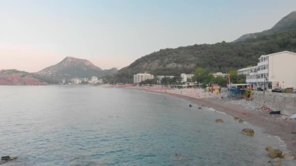 Aerial Drone Filmati Costanti Della Spiaggia Sutomore Montenegro Mattino — Video Stock