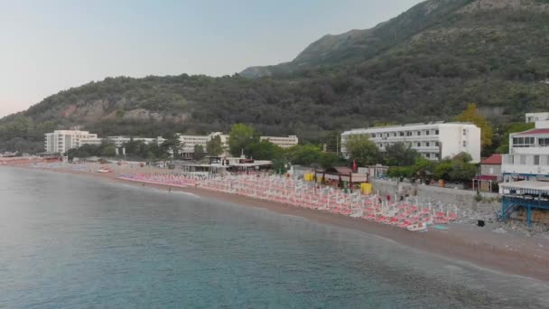 Εναέρια Κηφήνας Κινηματογραφικό Πλάνα Της Παραλίας Του Sutomore Montenegro Πρωί — Αρχείο Βίντεο