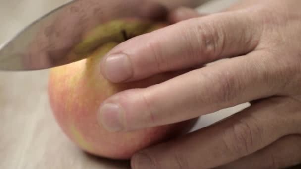 Разрезание Сочного Красного Желтого Яблока Пополам Острым Ножом — стоковое видео