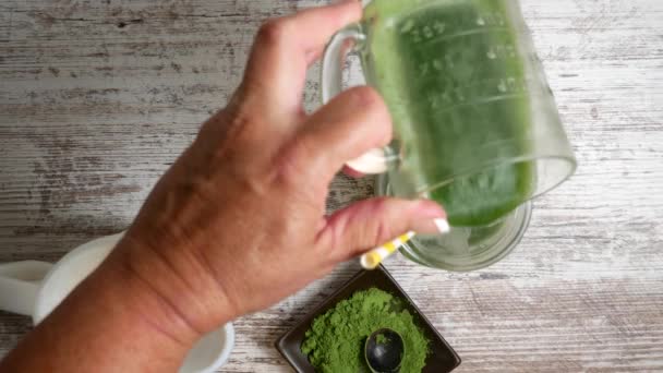 Vue Plane Sur Thé Matcha Lait Mousseux Dans Verre Bocal — Video