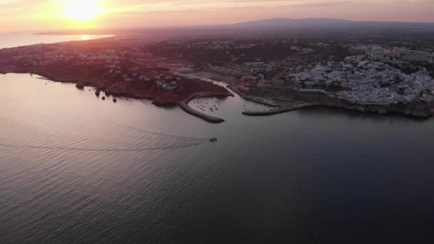 Albufeira Skyline Luftaufnahme Des Stadtbildes Bei Sonnenuntergang Schiff Segelt Über — Stockvideo