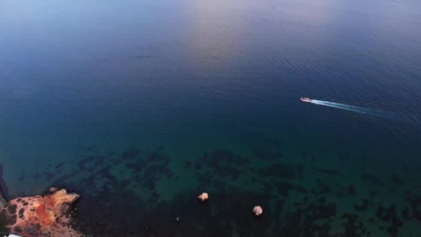Aerial View Vene Risteily Kristallivedellä Algarven Rannikolla Laiva Purjehtii Atlantin — kuvapankkivideo