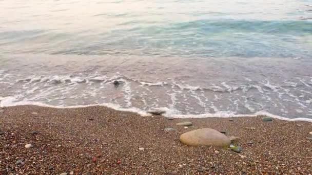 Rallentamento Delle Onde Marine Sulla Spiaggia Con Rocce Sabbia — Video Stock