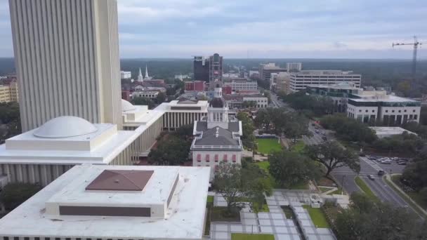 Flag Waves Atop Old Capitol Building New Capitol Just Downtown — 图库视频影像