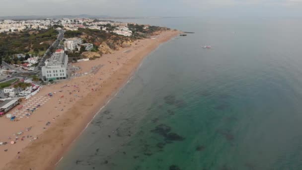 Albufeira Beach Inatel Aerial View Equipped Beach Sunny Day Tourists — Stock videók