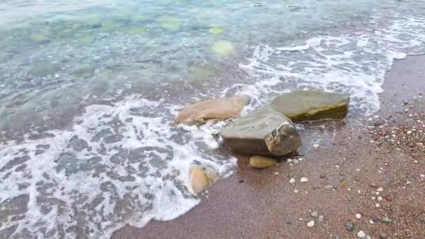 Rallentamento Delle Onde Marine Sulla Spiaggia Con Rocce Sabbia — Video Stock