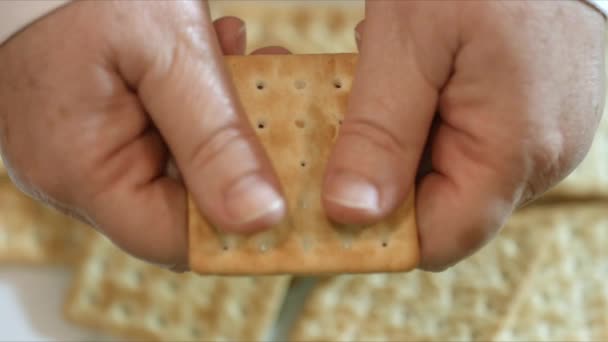 Close Female Hands Breaking Cracker Half Macro — Αρχείο Βίντεο