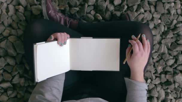 Mädchen Hält Skizzenbuch Und Bleistift Der Hand Sich Zum Zeichnen — Stockvideo