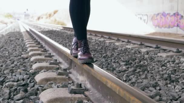 Fiatal Lila Csizma Tartja Egyensúlyát Sétált Vasúti Pályákon Háttérben Alagút — Stock videók