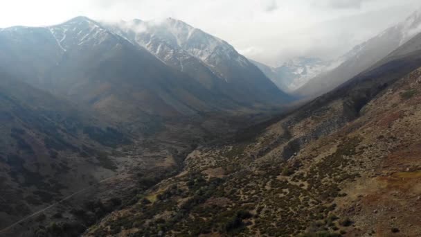 Aerial Drone Shot Ascending Valley View Snowy Mountains — Stock Video