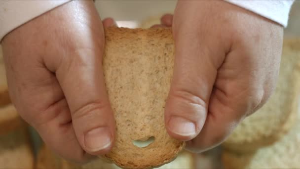 Close Hands Breaking Toast Cracker Half Macro — Vídeo de stock