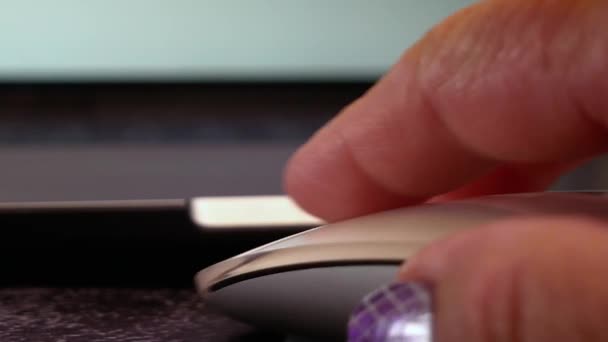 Закройте Взгляд Первого Лица Пальцы Прокручивающие Кликающие Белой Компьютерной Мышке — стоковое видео